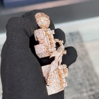Aktionspreis Diamantprüfer-geprüfter 925er Sterlingsilber vergoldeter, maßgefertigter, eisbesetzter Hip-Hop Moissanit Vertikaler Namensanhänger