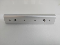 Bloc en aluminium usiné sur mesure par CNC, barre de montage en alliage d'aluminium usinée et percée pour pièces de machines