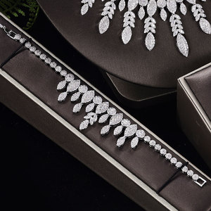 Ensemble de bijoux de mariage de luxe en argent plaqué, entièrement serti de diamants, avec collier à pampilles, boucles d'oreilles, bague et bracelet en zircon - Product Image 3