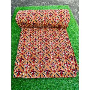 Cubrecama de algodón Kantha de inspiración tradicional, elaborado con técnicas de estampado detalladas y un tacto ligero y acolchado. - Product Image 2