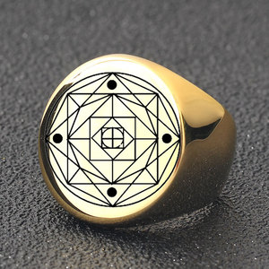 Bague géométrique en acier inoxydable 22 mm plaquée or gravée au laser pour femme, bijou cadeau - Product Image 3