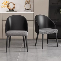 Chaise de salle à manger de style moderne nordique en cuir PU rembourrée avec pieds en bois massif et dossier pied-de-poule pour restaurant