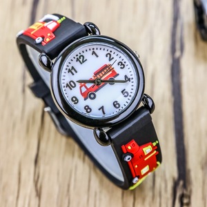 Nouvelle montre à quartz élégante en alliage sur le thème du camion de pompiers avec bracelet en caoutchouc pour garçons de 3 à 9 ans - Product Image 3