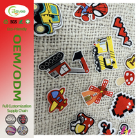 Patchs brodés plats personnalisés de haute qualité, résistants à la décoloration, polyvalents, avec logo, pour vêtements de mode.