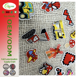 Patchs brodés plats personnalisés de haute qualité, résistants à la décoloration, polyvalents, avec logo, pour vêtements de mode. - Product Image 1