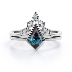 Anillo de compromiso de plata de ley 925 hecho a mano con alejandrita talla cometa para mujer, clásico, chapado en oro de 18K, engaste de garras, para boda y fiesta - Product Image 1