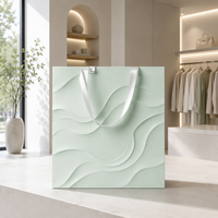 Sacs cadeaux personnalisés robustes et écologiques avec finition texturée 3D couleur menthe, logo gaufré à l'or et poignées en ruban pour emballage cadeau