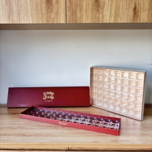 Scatola di Carta Rettangolare Personalizzata per Caramelle con Inserto in Plastica per Confezioni Premium di Dolciumi, Pasticceria e Esposizione al Dettaglio - Product Image 1