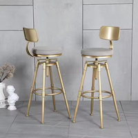 Table de bar moderne de luxe avec deux tabourets hauts pivotants, structure en métal, pour la maison, les hôtels, les centres commerciaux dans un décor de salle à manger élégant