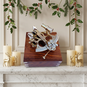 Sextant décoratif en laiton antique CH, instrument nautique avec base en bois, décoration de Noël pour la maison - Product Image 1