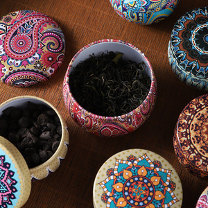 Caja de Almacenamiento Decorativa Redonda de Metal con Diseño Étnico Multicolor para Té, Dulces y Velas Aromáticas - Product Image 3