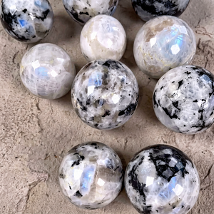 Sphère de cristal de pierre de lune arc-en-ciel naturelle |   Boule de pierre précieuse polie à l'éclat bleu flashy |   Décoration en cristal en gros - Product Image 1