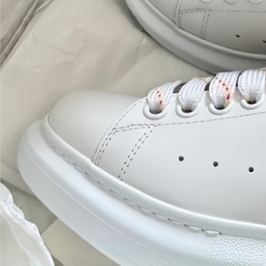 Chaussures décontractées blanches tendance de style américain, en cuir véritable, avec semelles épaisses respirantes, idéales pour la marche. - Product Image 1