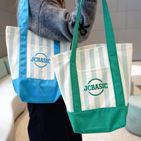 Sac fourre-tout tendance en toile de coton à rayures colorées, avec poche avant brodée personnalisée et soufflet de fond, idéal pour le shopping et l'usage quotidien