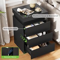 Juego de 2 Mesitas de Noche con Estación de Carga y Luces LED, Mesita de Noche Moderna Negra con Tapa Deslizante, Mesa Auxiliar Acanalada