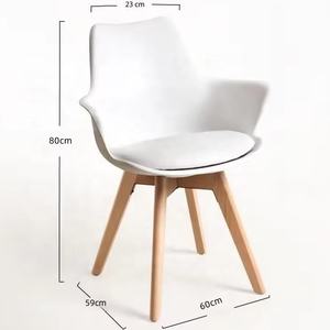 Offres Spéciales production <span class=keywords><strong>de</strong></span> haute qualité <span class=keywords><strong>de</strong></span> chaises <span class=keywords><strong>de</strong></span> salle à manger en <span class=keywords><strong>plastique</strong></span> avec pieds en bois <span class=keywords><strong>fauteuil</strong></span> accoudoir ensemble en vente - Product Image 4