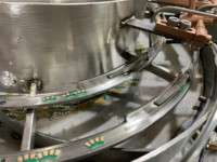 Alimentateur vibrant pour micro-pièces sur plateau vibrant pour ligne de production de buzzers entièrement automatisée