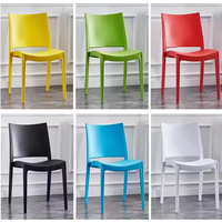 Chaise de salle à manger en plastique PP durable, empilable, minimaliste et colorée, pour l'extérieur, vente en gros