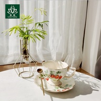 Ensemble tasse et assiette en céramique sur le thème de la fraise moderne |   Vaisselle de dessert en porcelaine de luxe européenne |   Cadeau à motif de fruits mignons