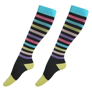 Chaussettes de <span class=keywords><strong>compression</strong></span> pour hommes et femmes chaussettes de jambe tricotées haute performance qui empêchent le gonflement des attelles de tibia douleur au mollet vente en gros - Product Image 4