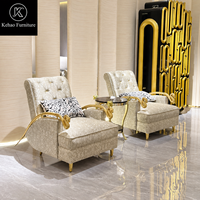 Fauteuil d'appoint de luxe italien en tissu capitonné avec accoudoirs en métal doré en forme de serpent, idéal pour salon, villa ou hôtel