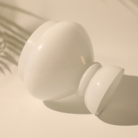 Abat-jour en verre opale blanc laiteux pour luminaire suspendu, forme sculpturale, décoration intérieure