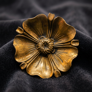 Assiette décorative en métal en forme de fleur, faite à la main, gravée, motif végétal de style chinois traditionnel - Product Image 2