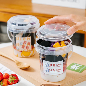 <span class=keywords><strong>ถัง</strong></span>1L พลาสติกใสพร้อมหูจับและฝาปิดความจุขนาดใหญ่ถ้วยน้ำผลไม้ถ้วยใส่ไอศกรีมโยเกิร์ตเก็บชานมภาชนะเปล่า - Product Image 1
