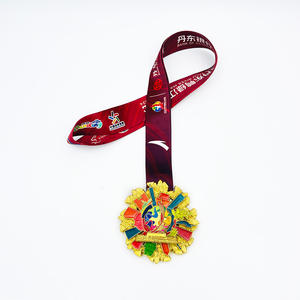 Médaille de finisseur personnalisée pour le marathon du fleuve <span class=keywords><strong>Yalu</strong></span> de Dandong, en alliage de zinc plaqué or avec design de pétales creux - Product Image 1