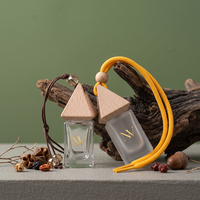 Diffuseur de voiture en verre transparent carré de 8 ml avec couvercle en bois et cordon de suspension pour huiles essentielles et parfums d'intérieur