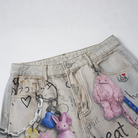 Jeans à jambe droite, pantalons à jambe large, pantalons longs amples, style streetwear subculture américaine, cool et individualiste, avec graffitis
