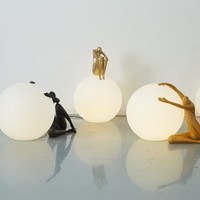 Lampe d'art LED en résine acrylique de style nordique moderne et minimaliste, design figurine humaine tenant une boule, alimentation CA pour télécommande