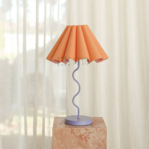 Lámpara de mesa minimalista nórdica creativa, base flexible E27 LED 36V para decoración de dormitorio y habitación infantil - Product Image 1