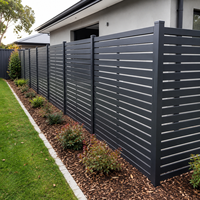 Clôture de jardin horizontale en aluminium premium avec lames pour l'intimité |   Panneaux de séparation en métal au design minimaliste, hauteur et largeur personnalisées