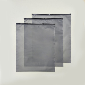 Vente en gros <span class=keywords><strong>sac</strong></span> gris translucide à fermeture éclair <span class=keywords><strong>sac</strong></span> à zip-lock givré en plastique imprimé de logo personnalisé pour l'emballage de vêtement - Product Image 4