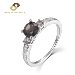 Plata italiana 925 gris inspirado enrejado de tres piedras con acento lateral Anillos de Compromiso de boda clásicos personalizados para mujeres - Product Image 6