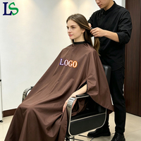 Capes de barbier imperméables marron chocolat avec trous pour les bras, logo personnalisé, faible MOQ, réglables pour salon de coiffure et coiffeur