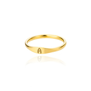 Anillos de acero inoxidable ODM Letras grabadas en tiras planas Anillo con inicial del nombre de la marca Anillo personalizado de color dorado de 18K - Product Image 1