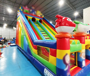 Château gonflable commercial multicolore à thème de personnage de dessin animé, design arc-en-ciel lumineux, en PVC, installation facile, capacité 500 kg, pour extérieur - Product Image 5