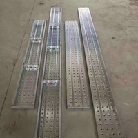 Échafaudage mobile sur roulettes avec garde-corps de sécurité pour les projets de finition intérieure et de rénovation de bâtiments