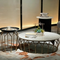 Ensemble de tables d'appoint gigognes dorées avec base en cage de laiton, plateau en marbre blanc naturel et table d'appoint à plateau noir pour salon