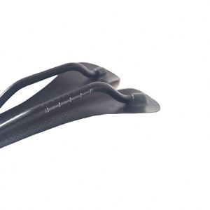 Selle de vélo ergonomique en feutre carbone 3K, épaisseur 5 mm, design creux respirant, légère pour vélos de route, VTT et course - Product Image 5