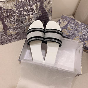 Sandalias de tacón plateado de diseñador para mujer, de verano, para exteriores, para desfiles de moda, de marca famosa, con letras clásicas, de lujo. - Product Image 5