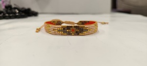 Bracelet artisanal Sstringz en perles Miyuki Delica dorées métalliques, blanc ivoire et brun terreux avec motif géométrique tribal - Product Image 5