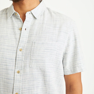 เสื้อเชิ้ตแขนสั้นผู้ชายมีกระดุมพิมพ์ลายทางมีกระเป๋าหน้าอกแบบลำลองกำหนดเองได้ - Product Image 3