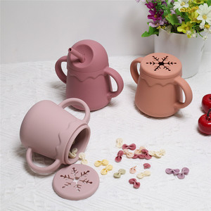 Nouvelle tasse d'apprentissage en silicone au design unique et attrayant avec paille et 2 couvercles, tasse à collation en silicone pour bébé et tout-petit - Product Image 2