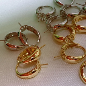 Support de boucles d'oreilles élégant et lisse en or 18 carats, finition brillante, avec surface fine et lisse pour incrustation de perles indépendante - Product Image 4