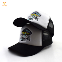 Casquette Trucker en Dobby 100% Polyester avec Bordure en Suède Noir, Mousse Blanche et Maille en Nylon à Motif Fruits, Logo Brodé Personnalisé