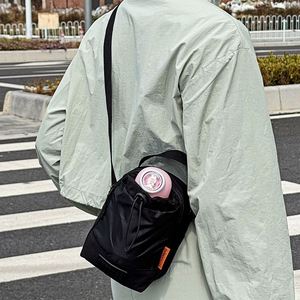 Sac à bandoulière en nylon tendance style INS avec logo personnalisé, sac à dos seau simple bicolore pour la promotion des sports de plein air - Product Image 4