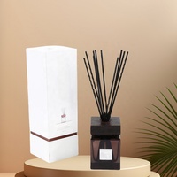 Bouteille en verre de diffuseur de roseau carré de luxe de 150ml avec bouchon en bois noir mat bouteille de diffuseur de parfum à bouchon à vis de couleur ambre